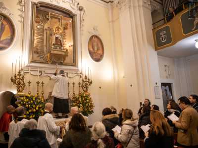 Infine quest�ultimo, comandato attraverso un pannello di controllo, si solleva sino a raggiungere la nicchia: quella nella quale il Bambinello sar� custodito per il resto dell�anno
